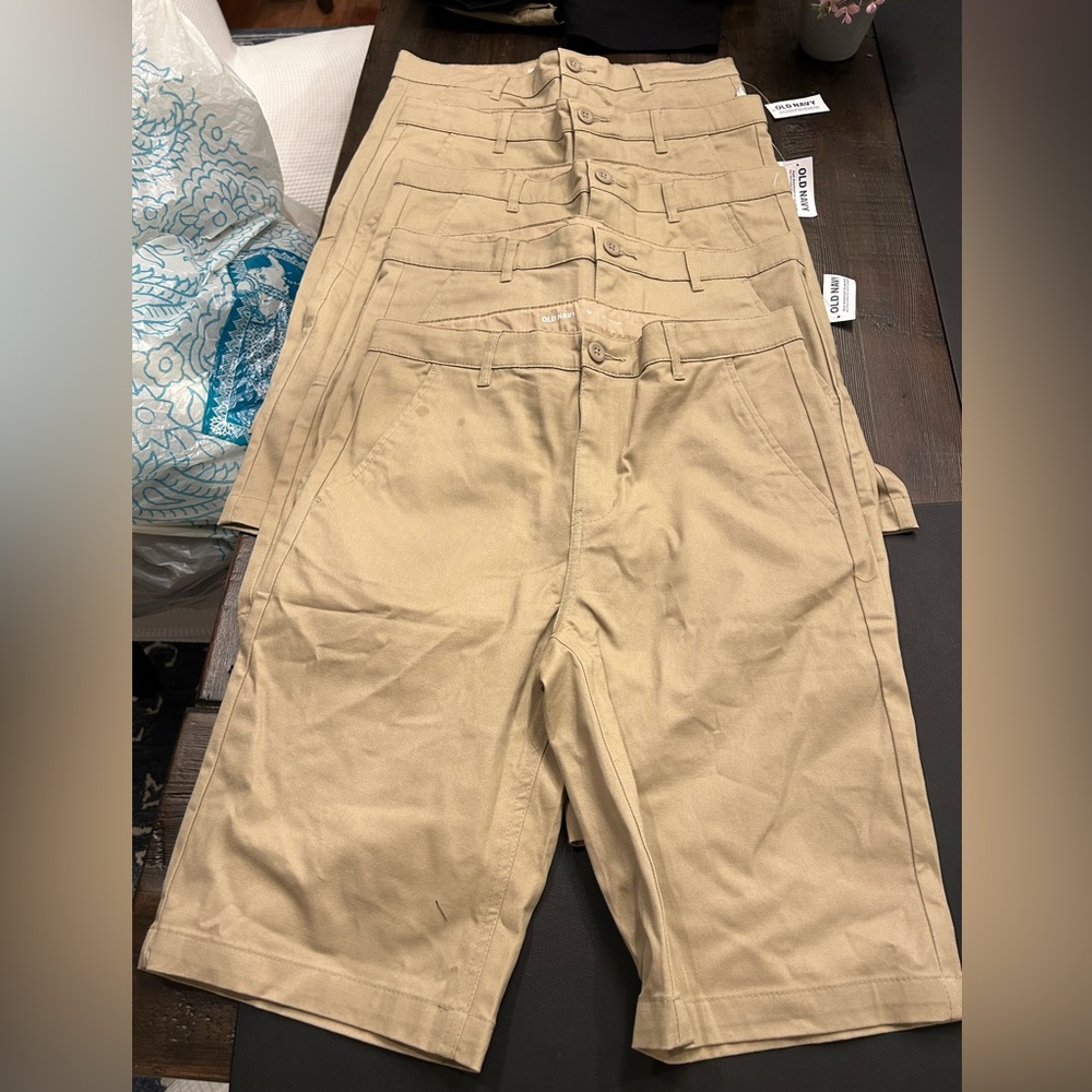 Old Navy knee-length twill khaki shorts, Boys size 16. Built in flex.